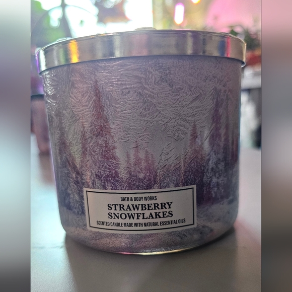 Strawberry snowflakes candle - Picture 1 of 3